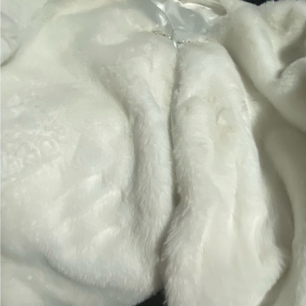 Haani Faux Fur Capelike coat in white with clasp - Picture 10 of 11